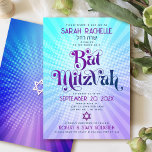 Convite Bat Mitzvah Retro Boho Azul Gradiente Roxo<br><div class="desc">Tenha orgulho, alegria e mostre este marco do seu Bat Mitzvah favorito com este divertido convite personalizado! Típica divertida, moderna, arrojada, roxa e azul marinho com a tipografia sans serif moderna sobrepõe-se a um fundo de turquesa pop-luz e de raios quadrados roxos com pontos brancos. Nas costas, uma estrela branca...</div>