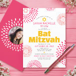Convite Bat Rosa Mitzvah Foto Negrito Starburst Legal Groo<br><div class="desc">Tenha orgulho, alegria e mostre este marco do seu Bat Mitzvah favorito com este convite personalizado, divertido e divertido! Estrelas de flores rosa-quente e corais com estrelas de David, assim como ousadas cinzas amarelas-quentes e escuras, são tipografia serif, sobrepõem um fundo branco limpo. Na parte de trás, a foto de...</div>