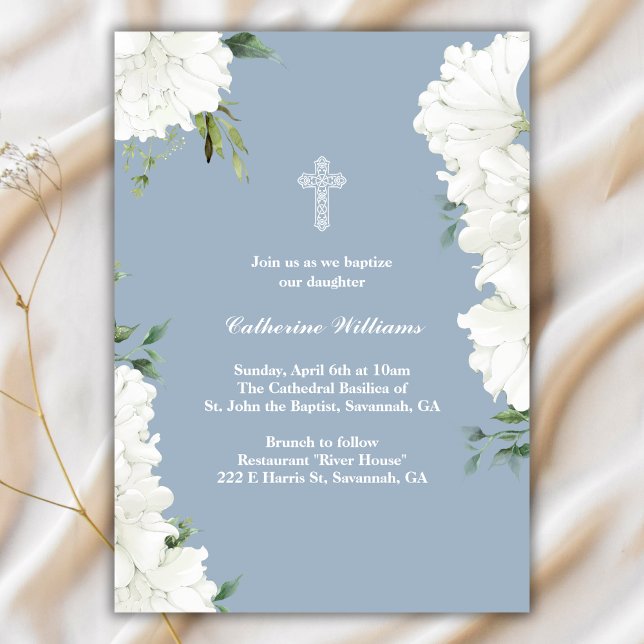 Convite Batismo azul-poeirento branco elegante (Elegant White Floral Dusty Blue Baptism Invitation)