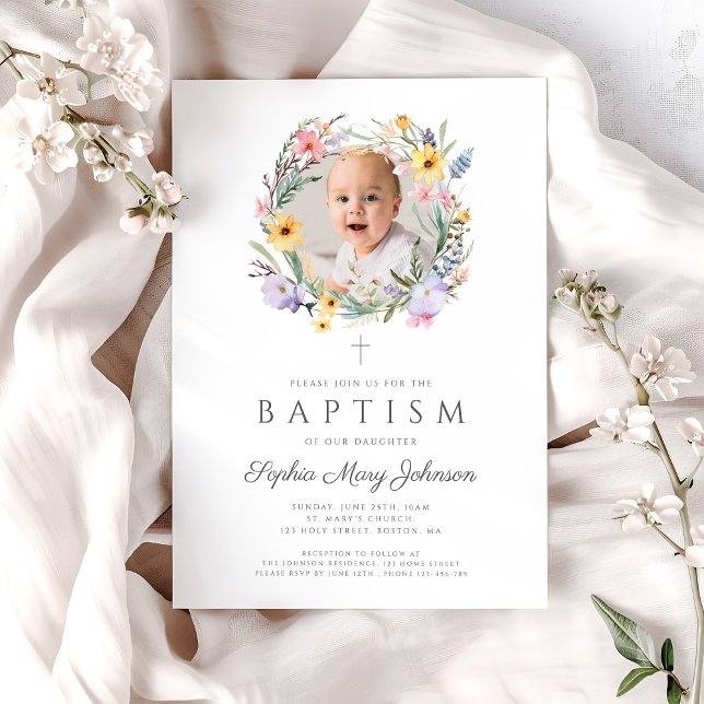 Convite Batismo de Foto de Flor Selvagem Elegante (Modern Wildflower Wreath Photo Baptism Invitation)