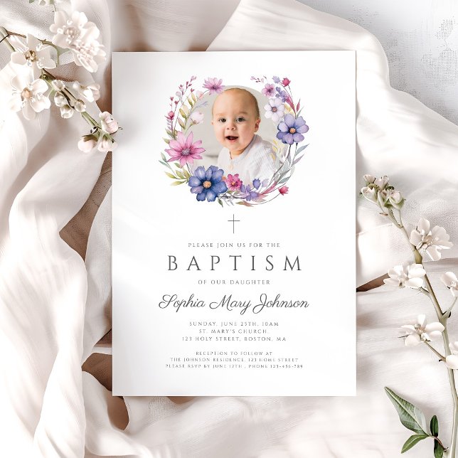 Convite Batismo de Foto de Flor Selvagem Moderna (Modern Wildflower Wreath Photo Baptism Invitation)
