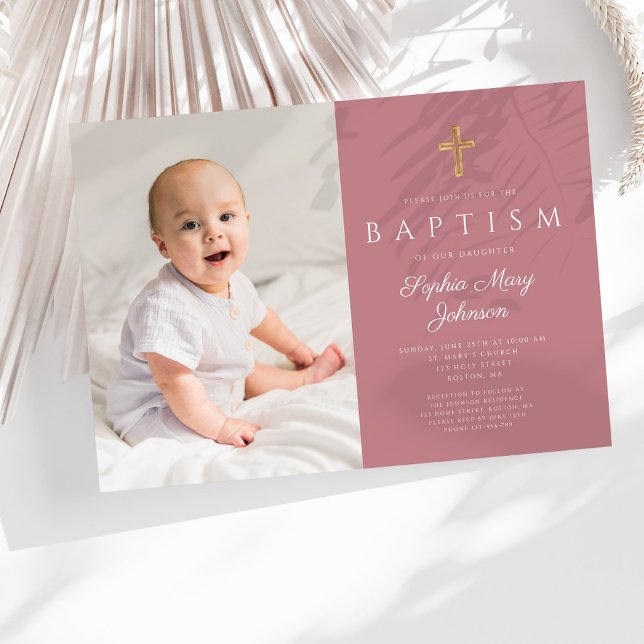 Convite Batismo de Menina Foto Cruz Script Rosa Moderno (Modern Pink Script Cross Girl Photo Baptism Invitation )
