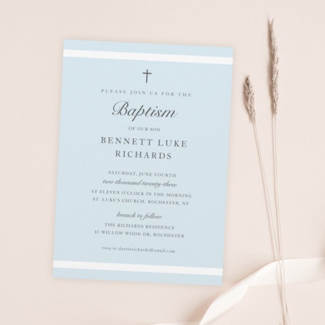 Convite Batismo dos Meninos de Elegância Moderna (Simple light blue boys baptism invitation with elegant script and minimal cross and typography.)