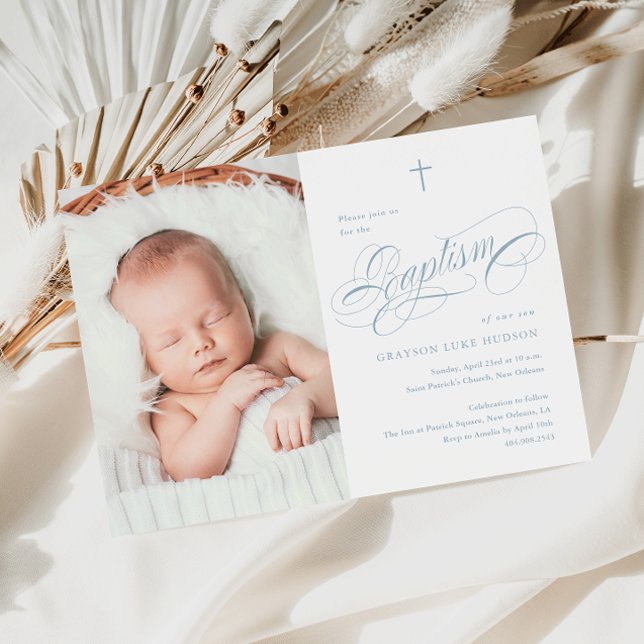 Convite Batismo Fotográfico de Meninos Azuis Elegante Cali (Elegant calligraphy dusty blue boys photo baptism invitation.)