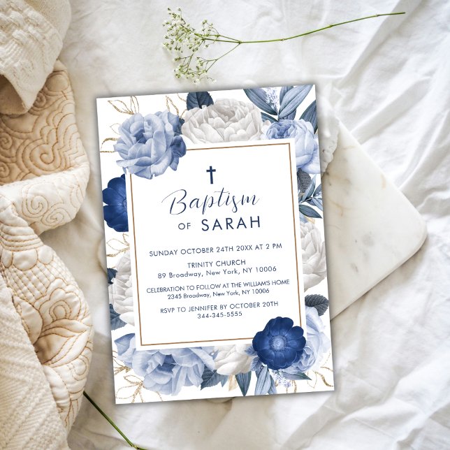 Convite Batismo moderno da flor azul e branca (Modern Elegant Blue & White Flower Cross Baptism Invitation)
