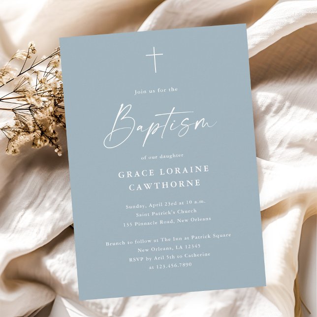 Convite Batismo moderno Elegante Dusty Blue Boys (Modern elegant script dusty blue boys baptism invitation.)