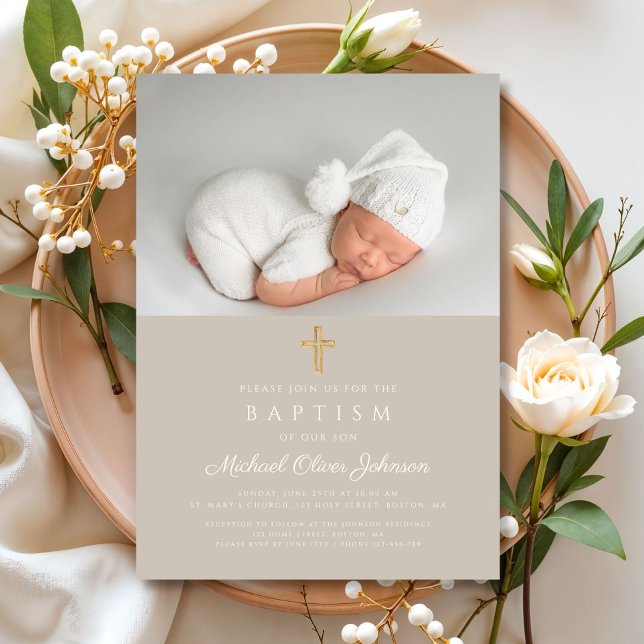 Convite Batismo Religioso da Cruz de Taupe Elegante (Elegant Taupe Religious Cross Photo Baptism Invitation)