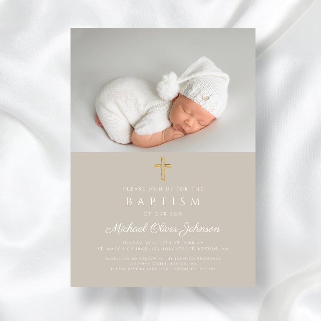 Convite Batismo Religioso da Cruz de Taupe Elegante (Elegant Taupe Religious Cross Photo Baptism Invitation)