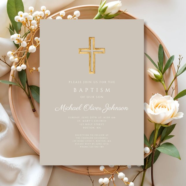 Convite Batismo religioso de Escritura Cruzada (Religious Cross Taupe Script Boy Baptism Invitation)