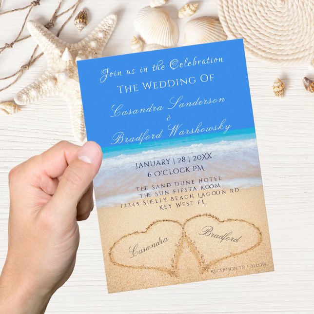 Convite Beach Blue 2 Hearts in the Sand Wedding Invitation (Criador carregado)
