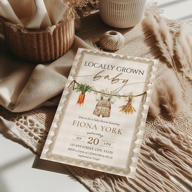 Convite Bebê Cultivado Localmente Xadrez Bege do Mercado d (Locally Grown Baby Beige Gingham Gender Neutral Home Grown Farmer's Market Baby Shower Invitation)