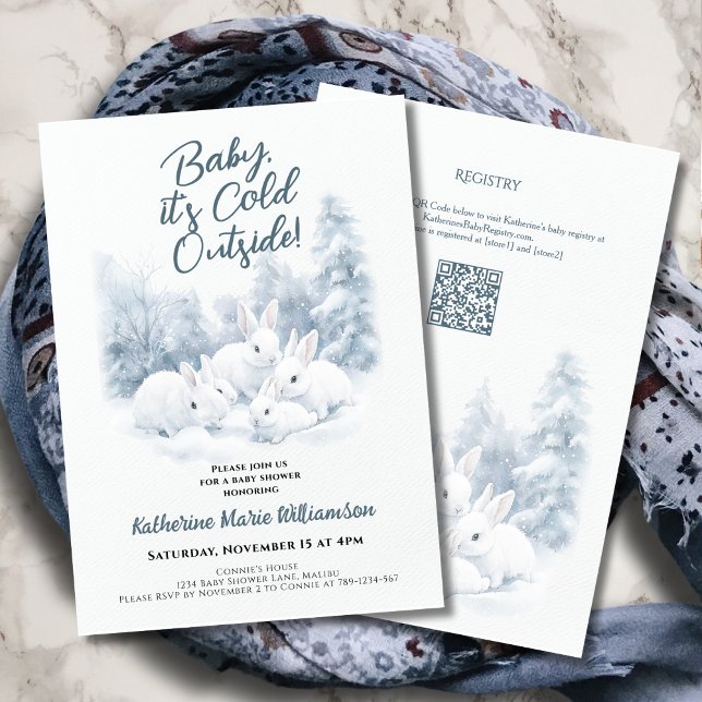 Convite Bebê É Frio Fora Do Chá de fraldas De Bunnies De I (Baby It's Cold Outside Winter Baby Shower Invitation with Snow Bunnies and Trees.)