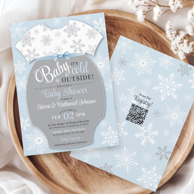 Convite Bebê É Frio Fora do Floco de Neve Chá de inverno (Baby shower invitations boy, Baby It's Cold Outside winter snowflake bodysuit blue & white QR code)