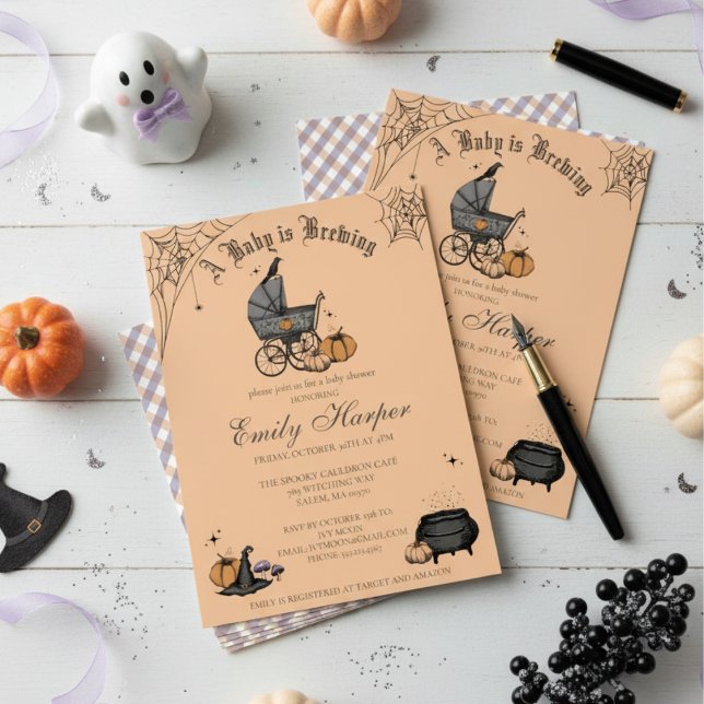 Convite Bebê está criando laranja Gênero Chá de fraldas ne (Cute Gothic Baby Shower Invitation for Fall. Spooky Vintage Baby Carriage, Raven, Pumpkin, Witch Hat)