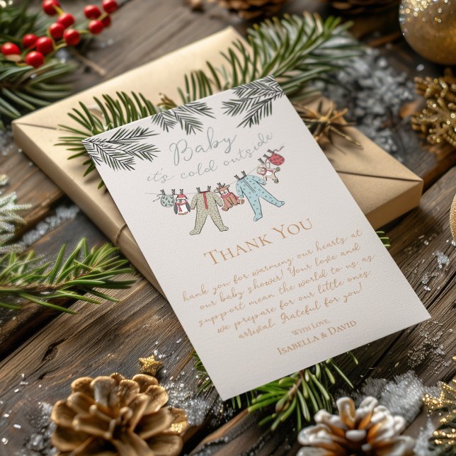 Convite Bebê Está Frio Fora do Chá de fraldas de inverno (Baby It's Cold Outside Winter Baby Shower Thank You Card. Hand Drawn Xmas Baby Pajamas & Pine Leaves)