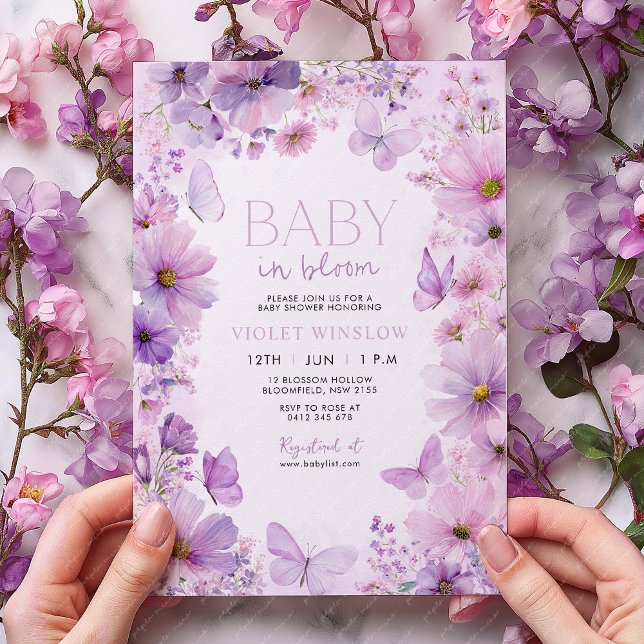 Convite Bebê no Chá de fraldas de borboleta roxa de sangue (Baby in Bloom Purple Floral Invitation Baby Shower Design. )