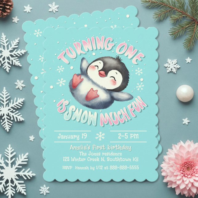 Convite Bebê Primeiro Aniversário Cinto Pinguim-Pinguim Aq (Adorable Winter-themed 1st birthday invitation featuring a happy baby penguin playing in the snow.)