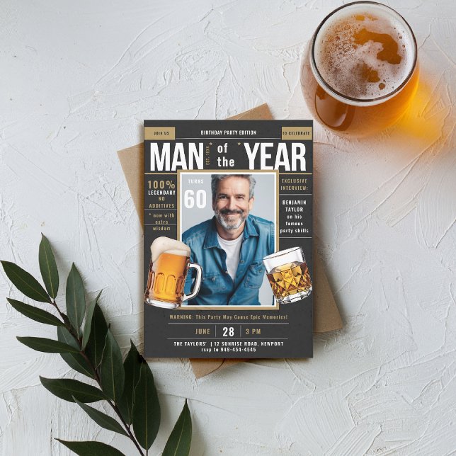 Convite Beer Whiskey Revista Funny Men Foto de Aniversário (men birthday party invitation beer whiskey magazine cover fun funny joke black gold backyard)