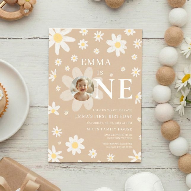 Convite Beige Daisy First 1st Birthday Photo invitation (Criador carregado)