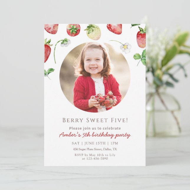 Convite Berry Sweet Strawberry Photo Birthday (Em pé/Frente)