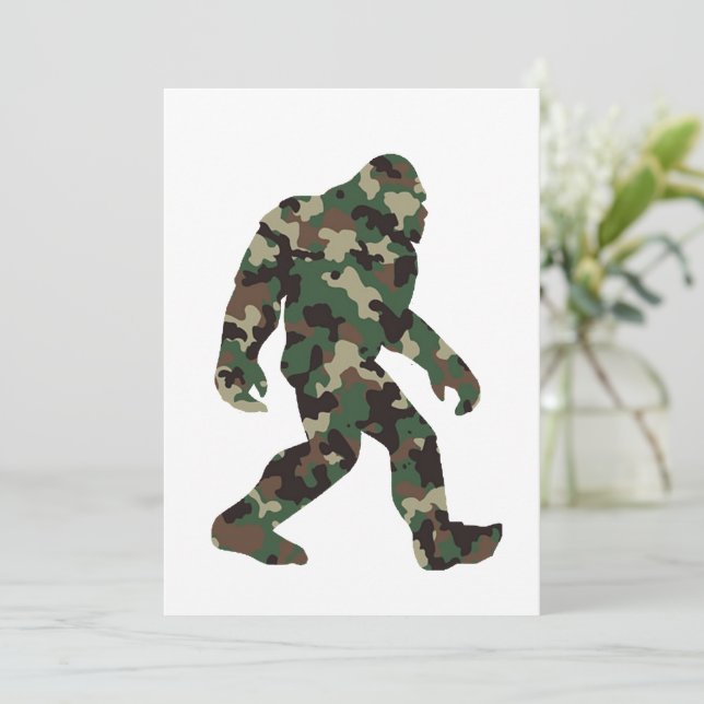Convite Bigfoot Sasquatch Camo (Em pé/Frente)