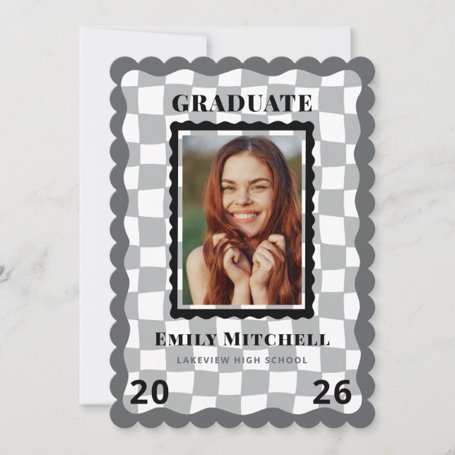 Convite Black Checkered Grad Announcement with Photo (Frente)