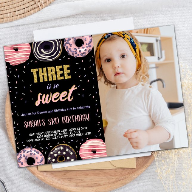 Convite Black Three é Sweet Photo Rosquinha Birthday (Black Three is Sweet Photo Donut Birthday Invitation)