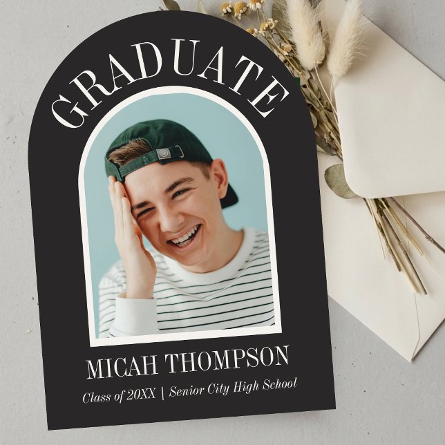 Convite Black & White Modern Arch Grad Photo Announcement  (Black & White Modern Arch Grad Photo Announcement)