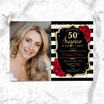 Convite Black White Red Photo Surprise 50th Birthday<br><div class="desc">Elegante surpresa floral feminina, 50º convite de aniversário com sua foto. Design branco preto-claro com ouro brilhante. Apresenta faixas pretas e brancas, rosas vermelhas, fontes de script e confetti. Perfeito para uma festa de comemoração de um dia de surpresa na moda adulto. Personalize com seus próprios detalhes. Pode ser personalizado...</div>
