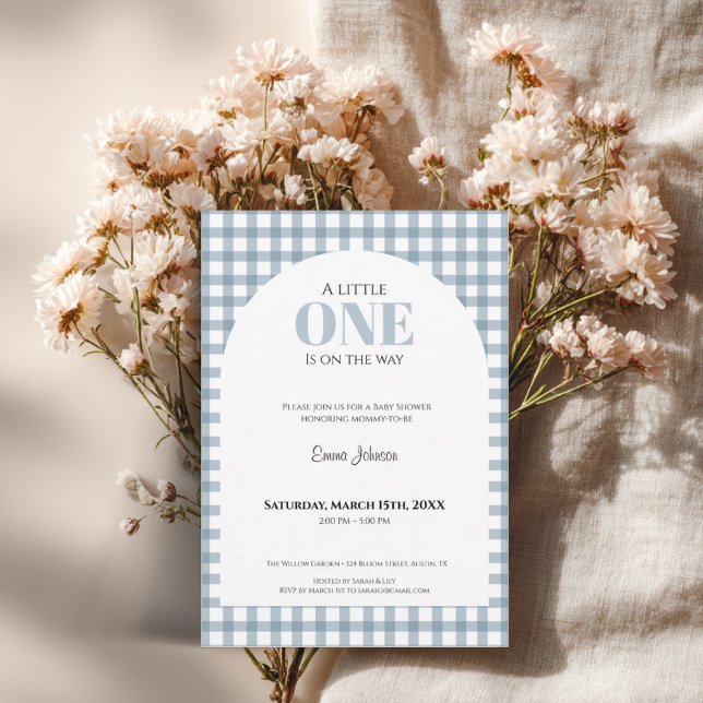 Convite Blue Gingham Baby Shower for Boy (Blue gingham baby shower invitation with classic check pattern and modern typography for a baby boy.)
