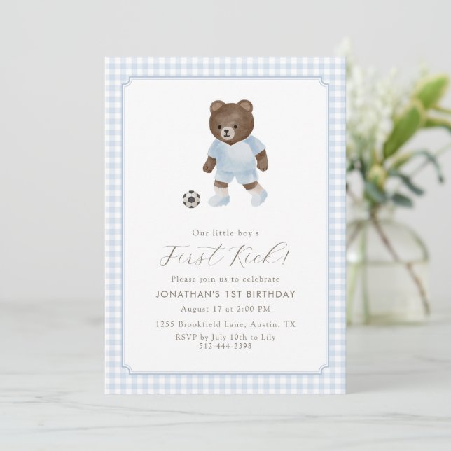 Convite Blue Gingham Teddy Bear Soccer First Kick (Em pé/Frente)