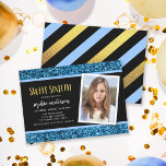 Convite Blue Glitter Sweet 16 Foto Aniversário<br><div class="desc">O Convite de aniversário Blue Glitter Photo apresenta as palavras "Doce Dezesseis" em uma fonte sans serif divertida em uma folha de ouro falso com brilho azul superior e inferior e um fundo central preto. O convite tem um padrão de tiras de folhas de ouro azul, pretas e sujas no...</div>