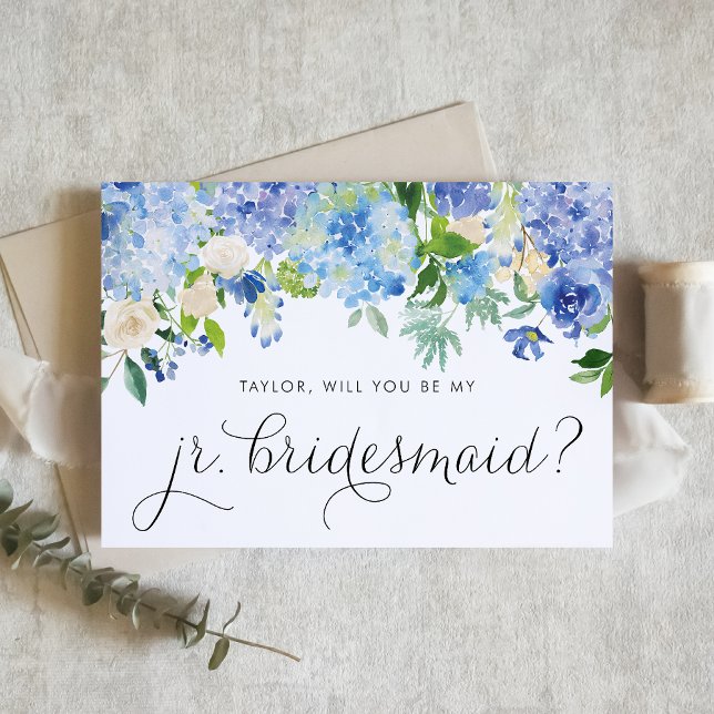 Convite Blue Hydrangea e White Rose Junior Bridesmaid (Blue hydrangea and white rose junior bridesmaid card with greenery accents for floral wedding themes)