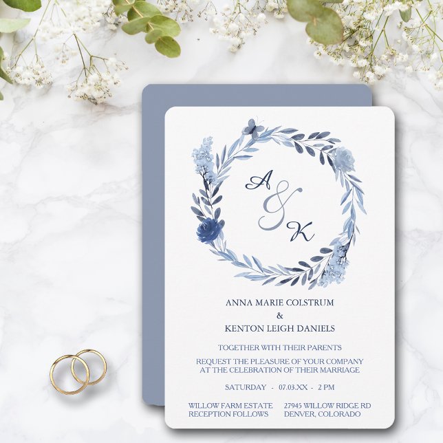 Convite Blue Summer Wreath Monogram Wedding Invitation (Criador carregado)