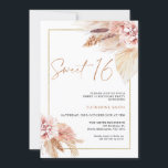 Convite Blush Boho Pampas Grass Sweet 16 Aniversário<br><div class="desc">Blush Boho Pampas Grass Sweet 16 Birthday Invitation Bohemian inspirou um doce convite de 16 anos com dois arranjos florais cor de terra e rosa pálido, com grama pampas e uma imagem caligráfica moderna como um título em uma textura falsa de ouro rosa. Ideal para quem procura um doce convite...</div>