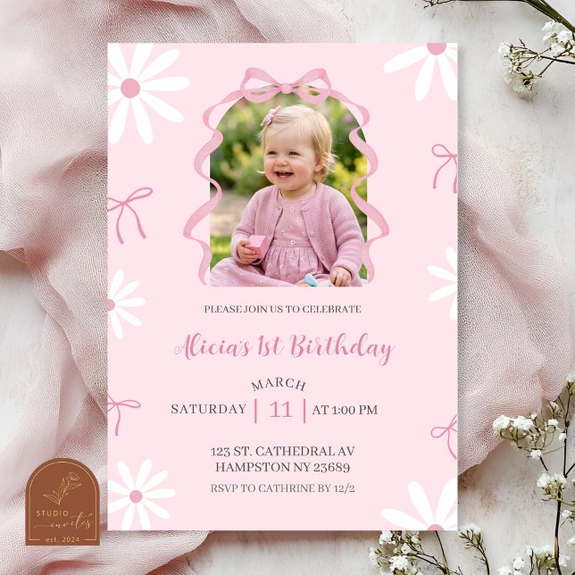 Convite Blush Pink Daisy Bow Girl 1st Birthday with photo (Criador carregado)