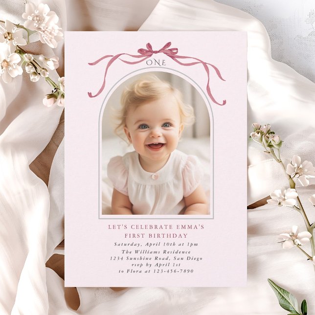 Convite Blush Pink Red Bow Girl 1st Birthday Arch Photo (Criador carregado)