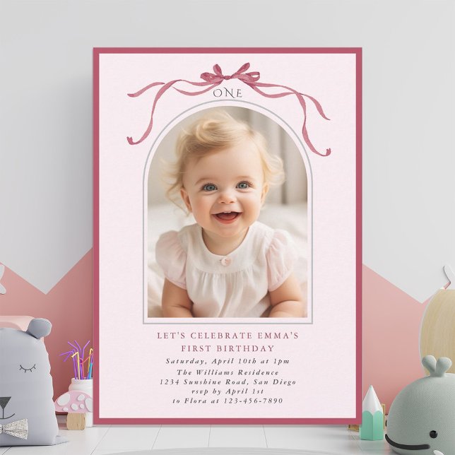 Convite Blush Pink Red Bow Girl 1st Birthday Arch Photo (Criador carregado)