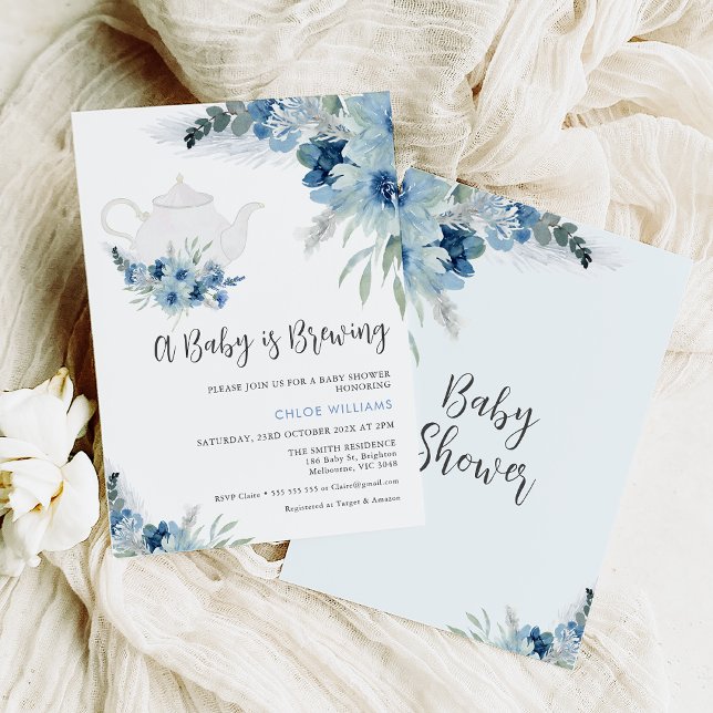 Convite Bohemian Blue Floral Baby está criando Chá de fral (Elegant boys boho blue floral baby is brewing baby shower invitation also featuring a white teapot.)