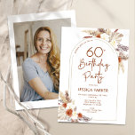 Convite Boho Arch Terracotta Foto 60th Birthday<br><div class="desc">60º convite de aniversário em terracotta queimou laranja e branco com a foto na parte traseira da placa. Belo design minimalista moderno com sotaques botânicos pintados à mão. Possui capim de pampas, folhas, rosas e fontes de script de tipografia com pouco coração. Tendy Bohemian estilada tema do deserto perfeito para...</div>