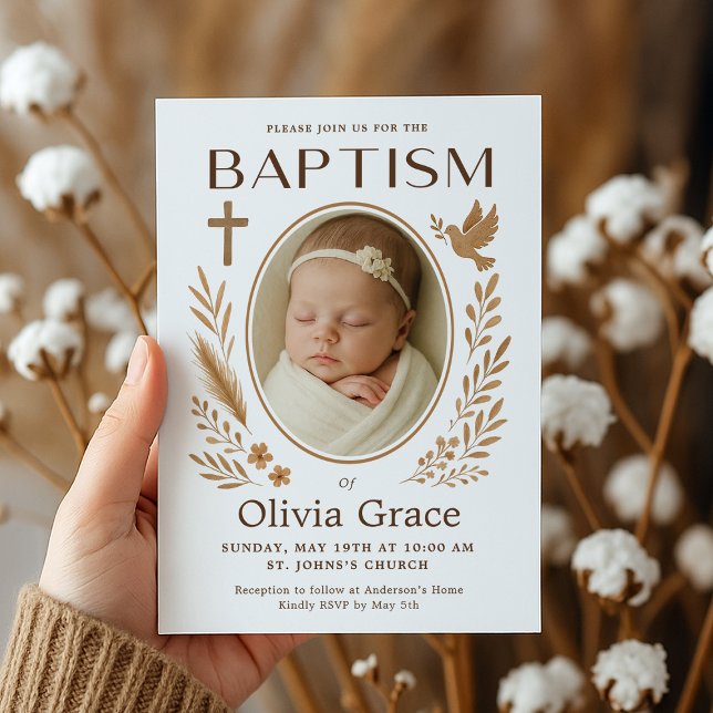 Convite Boho Baptism com Foto (boho-baptism-invitation-hand-holding-floral-dark-backdrop.png)