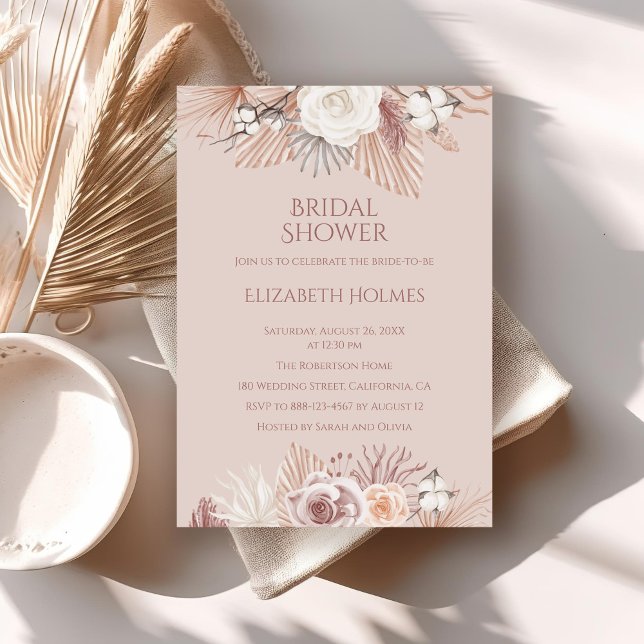 Convite Boho Blush Pampas Grass e Flores Secas (Boho Blush Pampas Grass and Dried Flowers Invitation on a neutral boho table.)