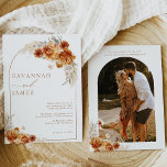 Convite Boho Burnt Orange Floral Arch Weding<br><div class="desc">Boho Burnt Orange Floral Arch Invitation Este convite de casamento no estilo boêmiano apresenta dois arranjos florais laranja queimados com grama pampas e um arco de linha. A parte de trás do convite apresenta a foto do casal também em um arco e alguns detalhes.</div>