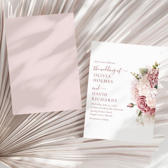 Convite Boho Chic Dusty Rosa Hydrangea Casamento (Boho Chic Dusty Rose Hydrangea Wedding Invitationon a sunny neutral dry palm leaf.)