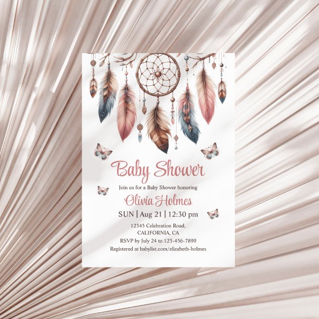 Convite Boho Dreamcatcher com Chá de fraldas de Borboletas (Boho Dreamcatcher with Butterflies Baby Shower Invitation on a neutral dry palm leaf.)