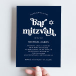 Convite Boho e Marinho preto retroativo azuis | Bar Mitzva<br><div class="desc">Este simples e boho convite ao Bar Mitzvah apresenta uma tipografia branca,  retrô num fundo azul marinho escuro com uma estrela correspondente de David.</div>