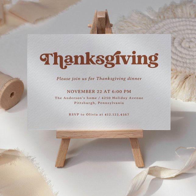 Convite Boho e Retro | Janta de Ação de Graças (A retro, boho Thanksgiving invitation with terracotta text on  a simple white background)