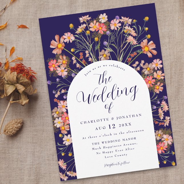 Convite Boho Fall Rustic Floral Arch Marinho Casamento Azu (Boho fall rustic wildflower floral arch navy blue and white wedding invitation with elegant script)