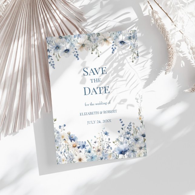 Convite Boho Flores Silvestres Aquarela Azul Salvar a Data (Boho Blue Watercolor Wildflowers Save The Date Invitation on a sunny boho white table.)
