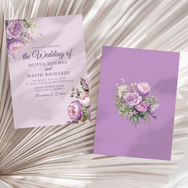 Convite Boho Lilac Peonies Casamento (Boho Lilac Peonies Wedding Invitation on a neutral dry palm leaf.)